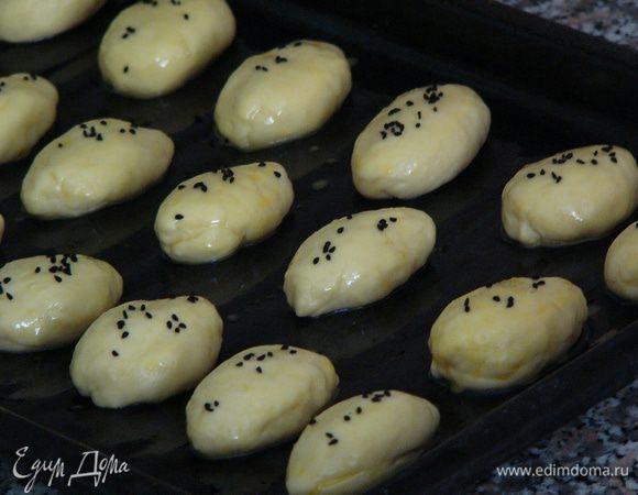 При желании можно посыпать пирожки маком, кунжутом, семечками. Я посыпала чернушкой. 