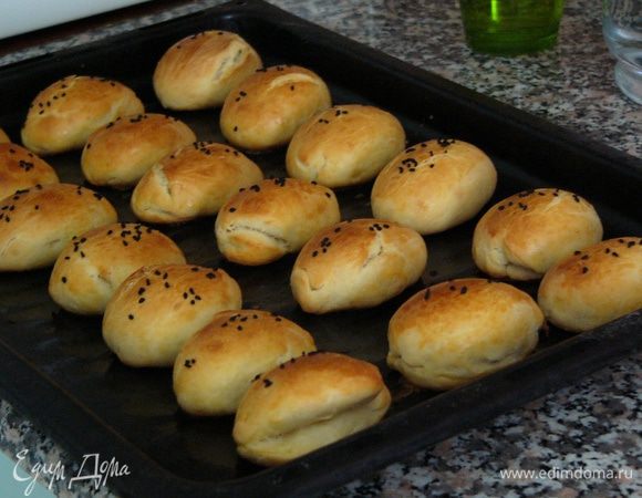 Выпекать пирожки в духовке до зарумянивания (у меня ушло 15 минут). Из этого количества теста получается 36 пирожков.