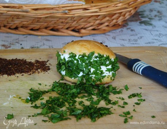 Теперь берем острый ножик и делаем продольный разрез пирожка. В разрез фаршируем сыр. Бочок украшаем зеленью, тертым сыром или молотым перцем. 