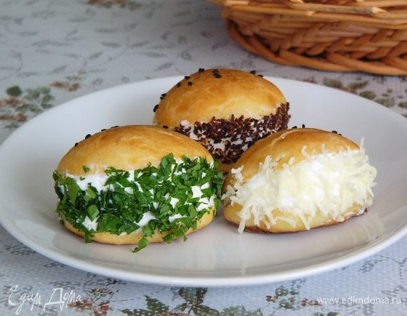 Посмотрите, как они красиво смотрятся на тарелке! Можно пробовать!

P.S. В кондитерской, где я попробовала когда-то эти пирожки впервые, их готовят из укропного теста. Это очень ароматно! Если есть под рукой укроп, используйте эту идею!