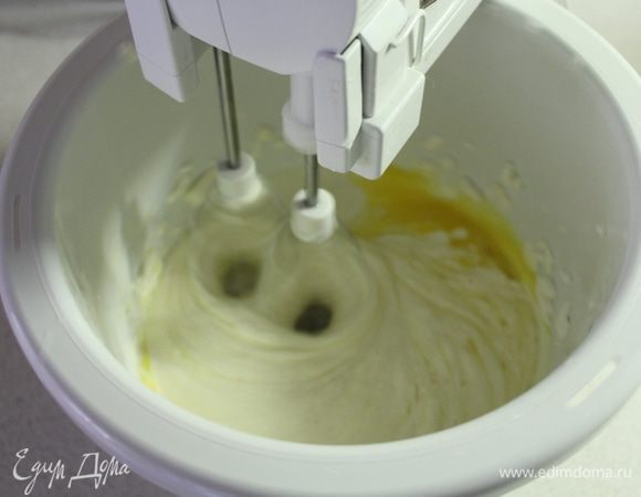 Для начинки взбейте рикотту с сахаром, по одному добавляя яйца.