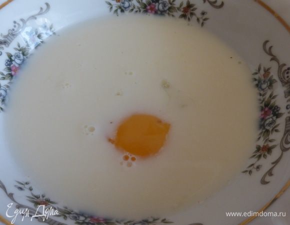 К яйцу добавить молоко и немного сбить венчиком.