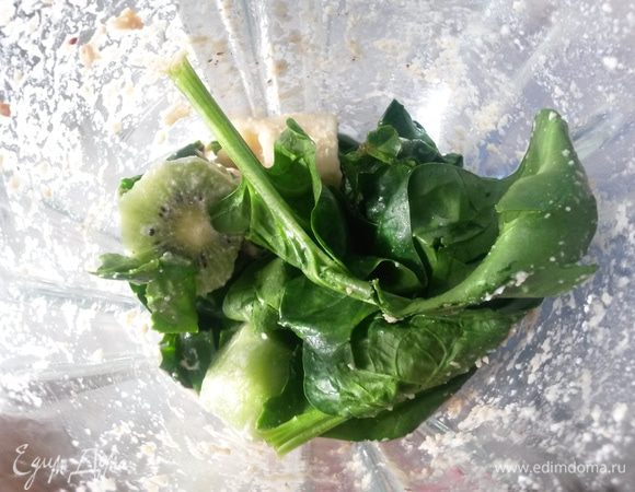 К молоку добавляем киви, бананы и листья шпината. Еще раз взбиваем все в блендере до однородного состояния. Смузи готов! Приятного!