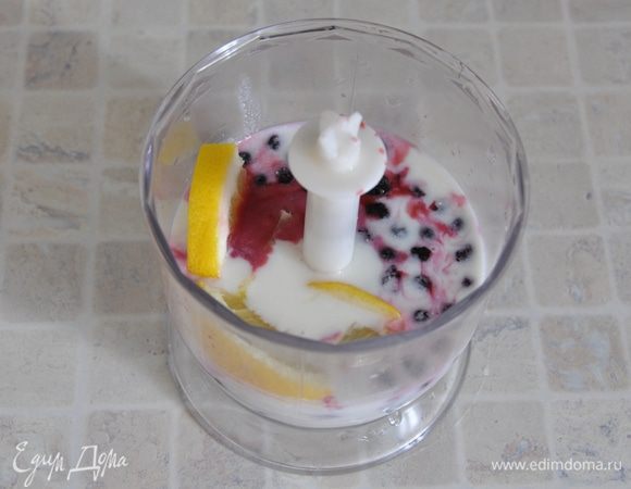 В чаше блендера соединить йогурт, чернику, мёд и порезанный на кусочки кружок лимона. Взбить всё до однородности.