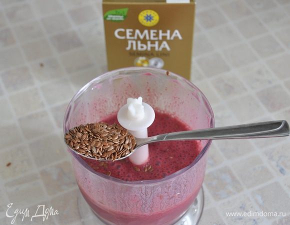 Добавить семена льна и еще раз взбить. 