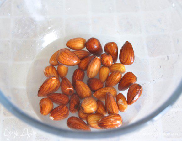 Для основы этого смузи нам понадобится миндальное молоко. 
Для этого положите сырые (не обжаренные) орехи в миску и залейте водой. Оставьте на ночь. 