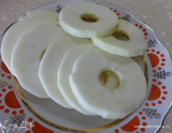 По рецепту при приготовлении оладьев берется 2 крупных яблока твердых сортов. У меня в наличии оказалось только одно яблоко, которого мне хватило,  чтобы практически использовать все тесто, поскольку тесто у меня получилось как ОЧЕНЬ густая сметана, хотя я соблюла все пропорции (может быть весы подвели), но я разбавлять не стала, о чем в последствии не пожалела , т. к. оладьи получились пышные, высокие, воздушные  - почти как пончики. 
Итак, в яблоках удалить сердцевину, снять кожуру и нарезать кружочками примерно 5 миллиметров толщиной.