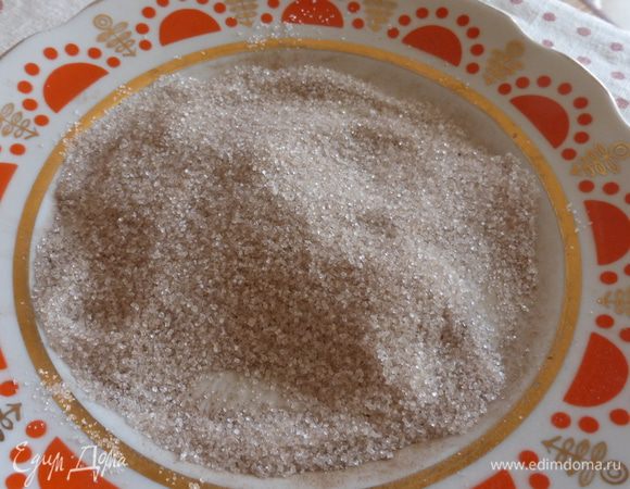 На отдельной тарелке смешать сахар с корицей. По рецепту полагается 1 чайная ложка, но я взяла половину, т. к. не очень люблю, когда корица сильно доминирует. Как потом оказалось, данного количества корицы было в самый раз для меня.