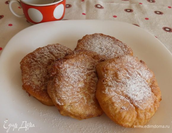 Выложить оладьи из яблок на салфетку, чтобы убрать лишнее масло, присыпать сахарной пудрой и срочно пить кофе или чай.