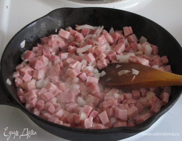 Лук измельчить, бекон нарезать мелкими кусочками. Лук обжарить вместе с беконом минуты 3-4.