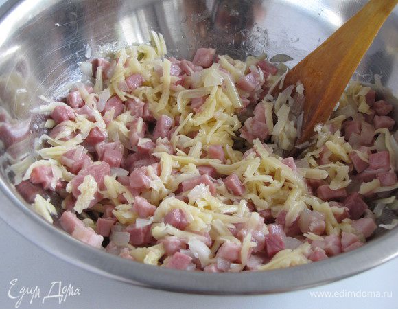 Бекон с луком выложить в миску и остудить. Сыр натереть на крупной терке. Половину натертого сыра соединить с беконом и перемешать.