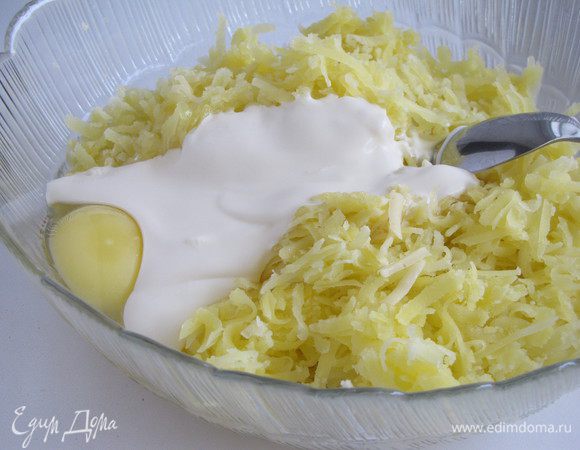 Остывший картофель так же натереть на крупной терке, добавить яйцо, сметану, оставшийся сыр. Посолить и поперчить по вкусу.