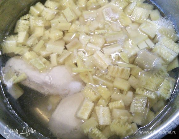 Поставить вариться куриное филе (имеется в виду две половины одного филе) в небольшом количестве воды. В конце варки добавить нарезанный кубиком крупный кабачок. 