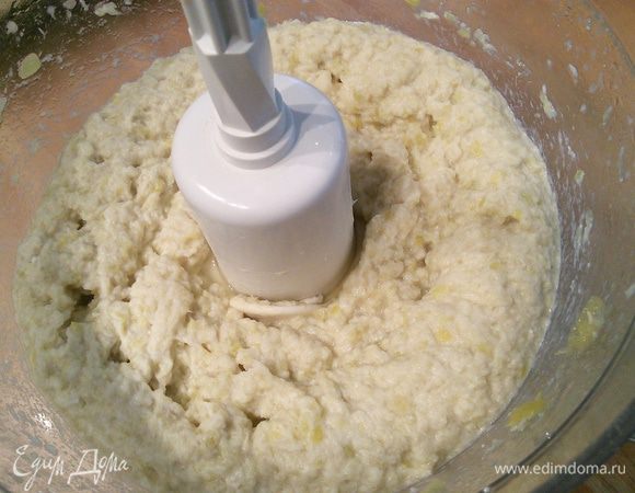 Отварное филе разрезать на кусочки и переложить вместе с кабачком в блендер. Пюрировать. Массу выложить обратно в бульон. Чтобы правильно рассчитать количество жидкости, лучше часть её слить в отдельную ёмкость, а затем поливать до нужной вам консистенции. 