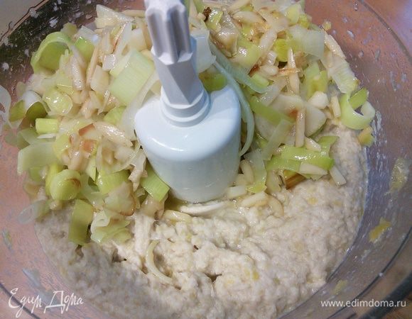 Эту массу тоже выложить в блендер и пюрировать. Возвратить в кастрюлю. 