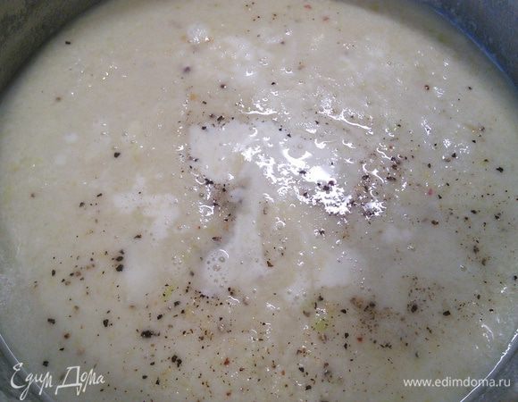 Посолить, поперчить и добавить молотый мускатный орех. Влить сливки, прогреть и подавать. 