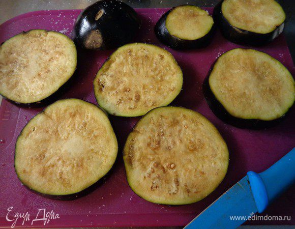 Посолить и смазать колечки кисточкой растительным маслом с двух сторон.