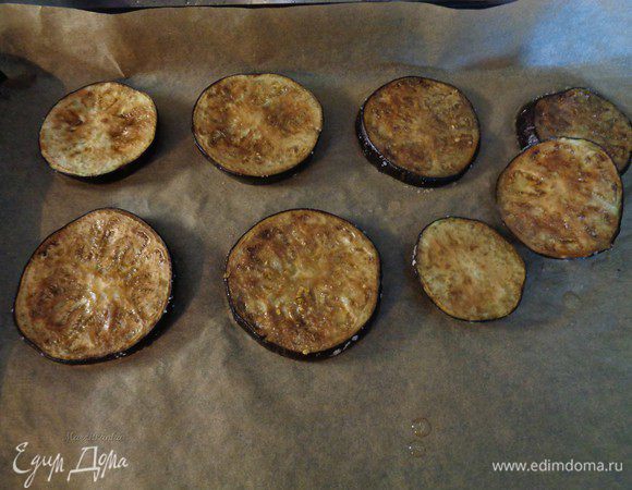 Выложить на пекарскую бумагу и запекать до легкой румяности, в разогретой до 200° С духовке на режиме "гриль" или на обычном (тогда ставим противень с баклажанами повыше).

Остудить.