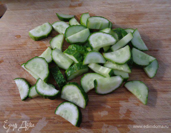 Огурцы порезать полукольцами, средне.

Я брала грунтовые огурчики. Если вы используете парниковые, то возьмите один.