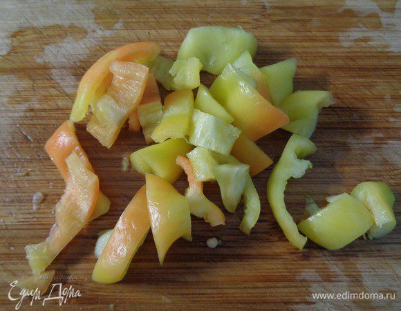 Болгарский перец порезать средне.