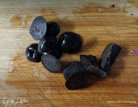 Маслины порезать кружочками.