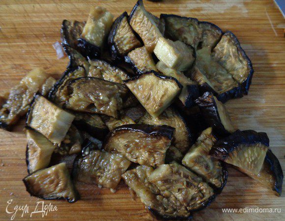 Колечки баклажана порезать на четвертинки.