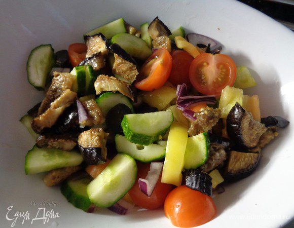 Смешать все порезанные овощи в салатнике.