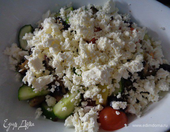 Сверху салата раскрошить брынзу (руками).