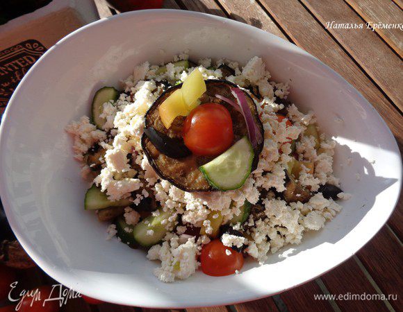 Украсить по желанию. 

Можно заправить оливковым маслом, а можно кушать и так. Спелые овощи в сезон дают сок и даже без масла этот салат очень-очень вкусный!