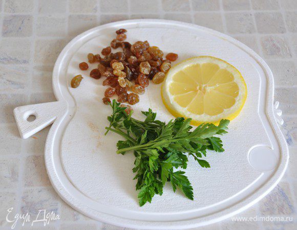 Приготовим продукты для смузи - распаренный горячей водой изюм, пластинку лимона, промытую и подсушенную свежую петрушку. 