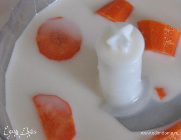 В чашу блендера налить миндальное молоко, порезанные на кусочки морковь и половину банана и взбить на высокой скорости в пюре. 