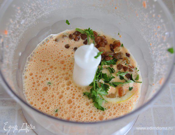 Добавить в блендер петрушку, изюм, лимон, чайную ложку оливкового масла и еще раз хорошо взбить. 