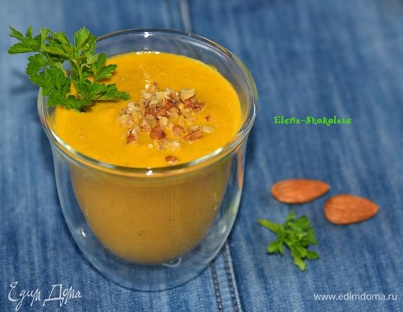 Перелейте смузи в бокал, добавьте рубленые грецкие орехи и веточку петрушки.
Угощайтесь!