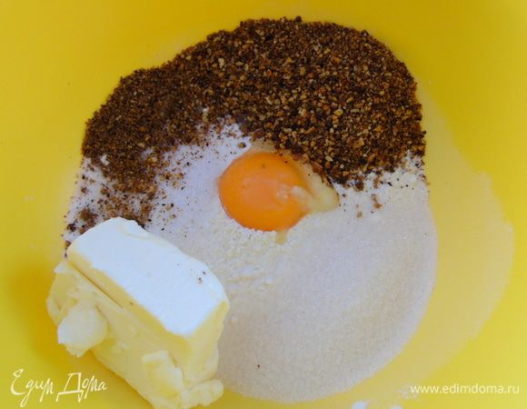 Фундук чуть подсушить и смолоть. Смешать муку, молотый фундук, желток и сливочное масло.