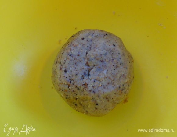 Замесить тесто, придать ему форму шара, завернуть в пленку и отправить в холодильник на час.