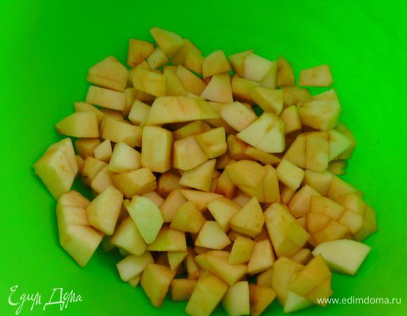 Яблоки очистить и нарезать кубиками.