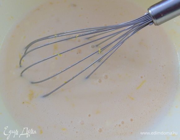 Пакетик ванильного пудинга смешать с яйцами, сахаром, цедрой, сметаной и сливками.