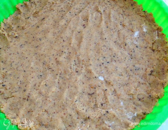 Тесто выложить в форму, сформировав бортики. Форма 28 см.