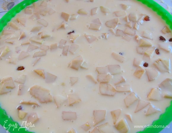 Залить заливкой (лучше это делать прямо на противне) и отправить в разогретую до 180С духовку на час. 