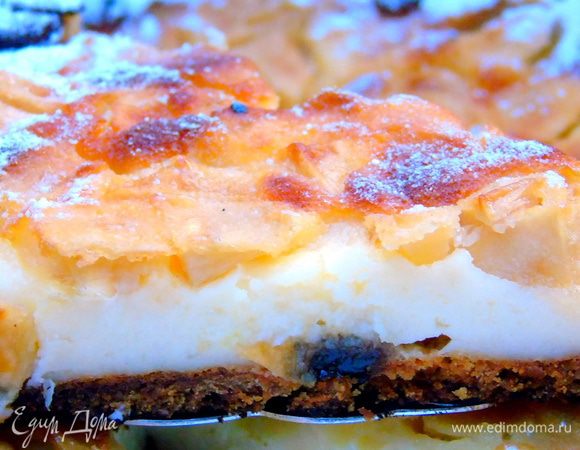 Достать пирог и дать ему остыть в форме. Переложить на блюдо, смазать разогретым конфи или просто посыпать сахарной пудрой и подавать. Нежно... вкусно... ммм...