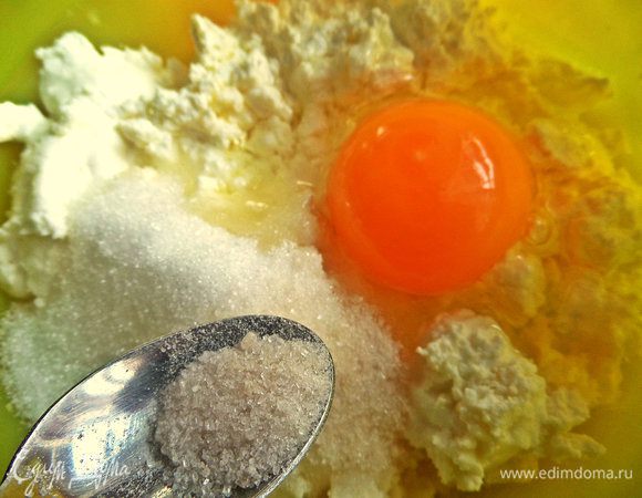 Вбиваем яйца. В этот раз брала одно целое яйцо и белок второго, так как желток "ушёл" на смазывание верха картофельного печенья.