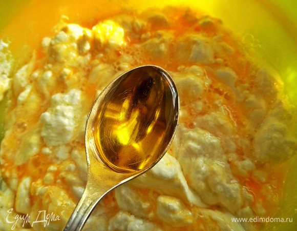 Перемешиваем и вливаем чуточку оливкового масла.