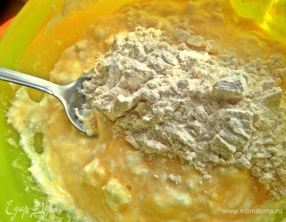 И муку вмешиваем (ложки без горки).