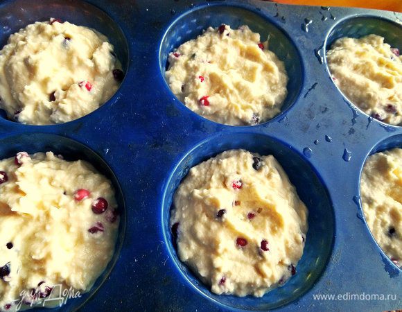 Заполняем силиконовые формочки, как раз на 6 штук хватит.