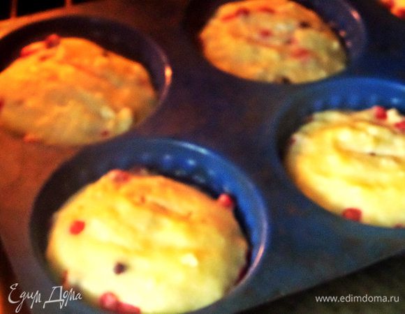 Ставим выпекаться в недавно или только что включенную духовку, но в не раскалённую, так как силикон этого не любит.