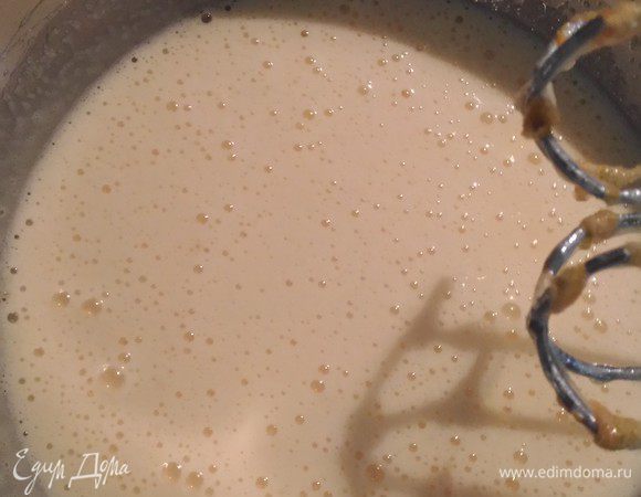 Взбить 200 г сахара с яйцами в белую пышную массу. Добавить цедру двух апельсинов.