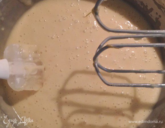 Добавить сливки и соль и продолжить взбивать до однородного состояния. 
Ввести муку и разрыхлитель (у меня пакетик разрыхлителя на 9,5 г), тщательно перемешать. Можно использовать миксер.