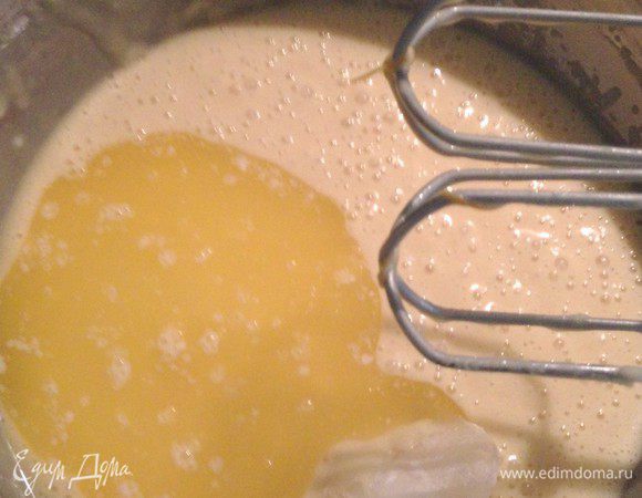 Добавить растопленное, но не горячее масло. Тщательно перемешать. 