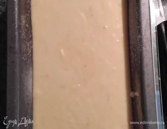 Вылить тесто в подготовленную форму и выпекать около 60 минут. 