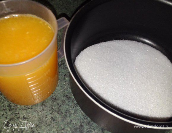 Минут за 10 до окончания выпечки кекса займёмся приготовлением соуса. Для этого в кастрюльке смешать сок 2 апельсинов и 40 г оставшегося сахара. У меня получился ровно стакан сока, т.к. апельсины у нас очень сочные. 